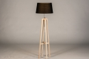 Foto 31127-11 schuinaanzicht: Blankhouten vloerlamp Tripod met zwarte stoffen kap