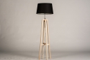 Foto 31127-12 schuinaanzicht: Blankhouten vloerlamp Tripod met zwarte stoffen kap