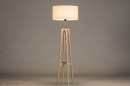 Foto 31131-2 schuinaanzicht: Blankhouten vloerlamp Tripod met ronde stoffen witte kap 
