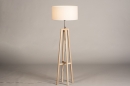 Foto 31131-3 schuinaanzicht: Blankhouten vloerlamp Tripod met ronde stoffen witte kap 