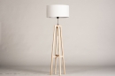 Foto 31131-4 schuinaanzicht: Blankhouten vloerlamp Tripod met ronde stoffen witte kap 
