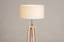 Foto 31131-5 detailfoto: Blankhouten vloerlamp Tripod met ronde stoffen witte kap 