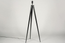 Foto 31165-10 detailfoto: Mat zwarte stoere driepoot vloerlamp met stoffen kap in taupe