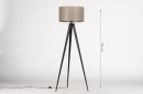 Foto 31165-11 maatindicatie: Mat zwarte stoere driepoot vloerlamp met stoffen kap in taupe
