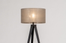 Foto 31165-12 vooraanzicht: Mat zwarte stoere driepoot vloerlamp met stoffen kap in taupe