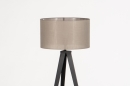 Foto 31165-14 vooraanzicht: Mat zwarte stoere driepoot vloerlamp met stoffen kap in taupe