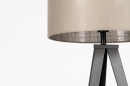 Foto 31165-15 detailfoto: Mat zwarte stoere driepoot vloerlamp met stoffen kap in taupe