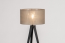 Foto 31165-17 vooraanzicht: Mat zwarte stoere driepoot vloerlamp met stoffen kap in taupe
