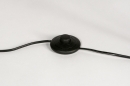 Foto 31165-9 detailfoto: Mat zwarte stoere driepoot vloerlamp met stoffen kap in taupe