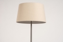 Foto 31184-5 vooraanzicht: Staande schemerlamp met beige lampenkap