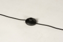 Foto 31206-11 detailfoto: Zwarte vloerlamp met zwarte open kap van metaal