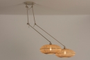Foto 31237-2 schuinaanzicht: Dubbele hanglamp met rotan kappen en twee zandkleurige knikarmen