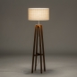Foto 31261-2 schuinaanzicht: Landelijke vloerlamp van hout met beige linnen lampenkap