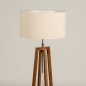 Foto 31261-8 schuinaanzicht: Landelijke vloerlamp van hout met beige linnen lampenkap