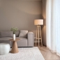 Foto 31270-12 sfeerfoto: Landelijke vloerlamp van licht hout met beige linnen lampenkap