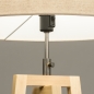 Foto 31270-23: Landelijke vloerlamp van licht hout met beige linnen lampenkap