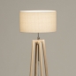 Foto 31270-4 schuinaanzicht: Landelijke vloerlamp van licht hout met beige linnen lampenkap