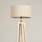 Foto 31270-6 schuinaanzicht: Landelijke vloerlamp van licht hout met beige linnen lampenkap