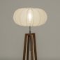 Foto 31280-17: Houten staande lamp met beige ronde lampenkap