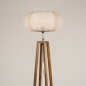 Foto 31280-19: Houten staande lamp met beige ronde lampenkap