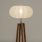 Foto 31280-4 schuinaanzicht: Houten staande lamp met beige ronde lampenkap