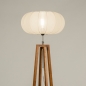 Foto 31280-5 schuinaanzicht: Houten staande lamp met beige ronde lampenkap