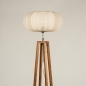 Foto 31280-6 schuinaanzicht: Houten staande lamp met beige ronde lampenkap
