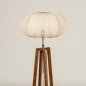 Foto 31280-7 schuinaanzicht: Houten staande lamp met beige ronde lampenkap