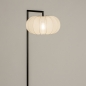 Foto 31281-3 schuinaanzicht: Rustieke vloerlamp in het zwart met beige lampenkap