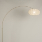 Foto 31282-4: Grote staande booglamp in zand met beige lampion kap van stof