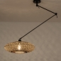 Foto 31297-2 schuinaanzicht: Verstelbare hanglamp met knikarm in het zwart met ronde rotan kap