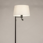 Foto 31316-3 zijaanzicht: Zwarte staande leeslamp met witte kap van stof en extra leeslamp