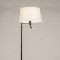 Foto 31316-6 zijaanzicht: Zwarte staande leeslamp met witte kap van stof en extra leeslamp
