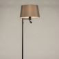 Foto 31317-3 zijaanzicht: Zwarte staande leeslamp met lampenkap van stof in het grijs en met extra led leeslamp