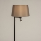 Foto 31317-5 schuinaanzicht: Zwarte staande leeslamp met lampenkap van stof in het grijs en met extra led leeslamp