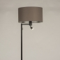 Foto 31318-4 zijaanzicht: Zwarte staande schemerlamp met grijze kap van stof en extra leeslamp