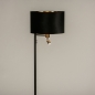 Foto 31319-5 schuinaanzicht: Zwarte staande schemerlamp met leeslamp en zwarte velvet kap met gouden binnenkant