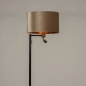 Foto 31320-3 zijaanzicht: Zwarte staande schemerlamp met leeslamp en velvet kap in taupe met koperkleurige binnenkant