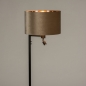 Foto 31320-5 schuinaanzicht: Zwarte staande schemerlamp met leeslamp en velvet kap in taupe met koperkleurige binnenkant