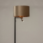 Foto 31320-6 zijaanzicht: Zwarte staande schemerlamp met leeslamp en velvet kap in taupe met koperkleurige binnenkant
