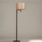Foto 31321-2 zijaanzicht: Zwarte staande lamp met leeslamp en roze kap van fluweel met koperkleurige binnenkant