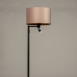 Foto 31321-4 zijaanzicht: Zwarte staande lamp met leeslamp en roze kap van fluweel met koperkleurige binnenkant