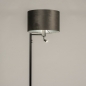 Foto 31322-6 zijaanzicht: Zwarte vloerlamp met extra leeslamp en grijze kap van fluweel met zilveren binnenkant