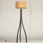 Foto 31330-1: Zwarte driepoot vloerlamp van hout met draad kap van gevlochten touw in jute kleur