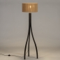 Foto 31330-2: Zwarte driepoot vloerlamp van hout met draad kap van gevlochten touw in jute kleur