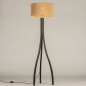 Foto 31330-3: Zwarte driepoot vloerlamp van hout met draad kap van gevlochten touw in jute kleur