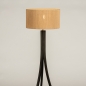 Foto 31330-4: Zwarte driepoot vloerlamp van hout met draad kap van gevlochten touw in jute kleur