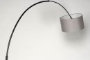 Foto 31332-6: Zwarte booglamp met lichtgrijze stoffen kap