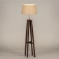 Foto 31340-2 schuinaanzicht: Staande houten vloerlamp met beige kap van stof 
