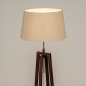 Foto 31340-4 schuinaanzicht: Staande houten vloerlamp met beige kap van stof 
